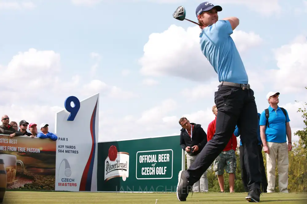 Pódium a řečník na konferenci zachycený eventovým fotografem